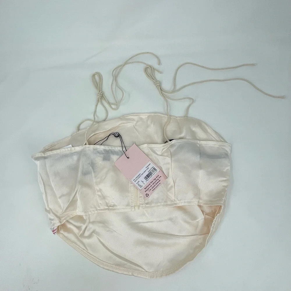 SATIN CURVE HEM CROP CAMI
NUDE - Picture 2 of 3